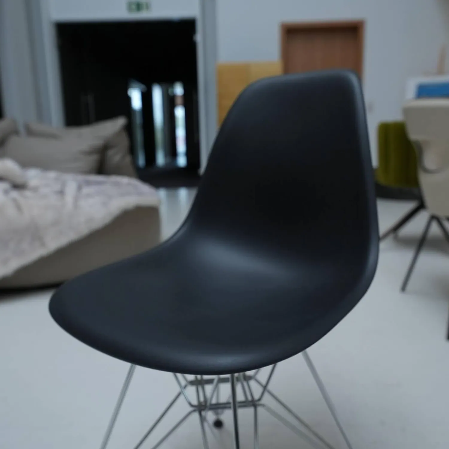 Vitra Einzelstühle|Eames Platic Sidechair DSR Drahtgestell Mit Verstrebungen Verchromt Sitzschalenfarbe Schwarz