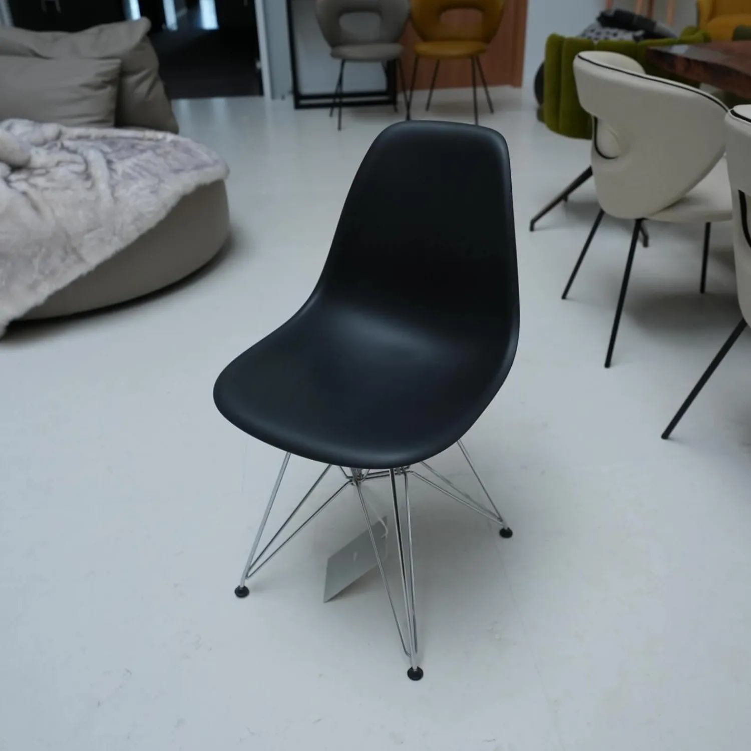 Vitra Einzelstühle|Eames Platic Sidechair DSR Drahtgestell Mit Verstrebungen Verchromt Sitzschalenfarbe Schwarz
