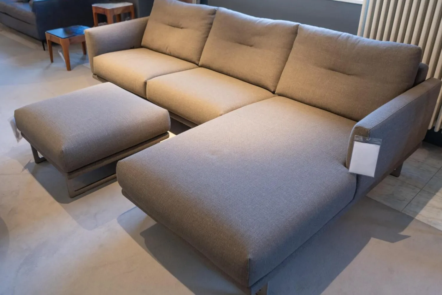 Weibelweibel Ecksofas|Eckgarnitur Mit Hocker Mellow 1630 Bezug Stoff Danio U3333D Grau Flachstahlfuß Chrom Gebürstet