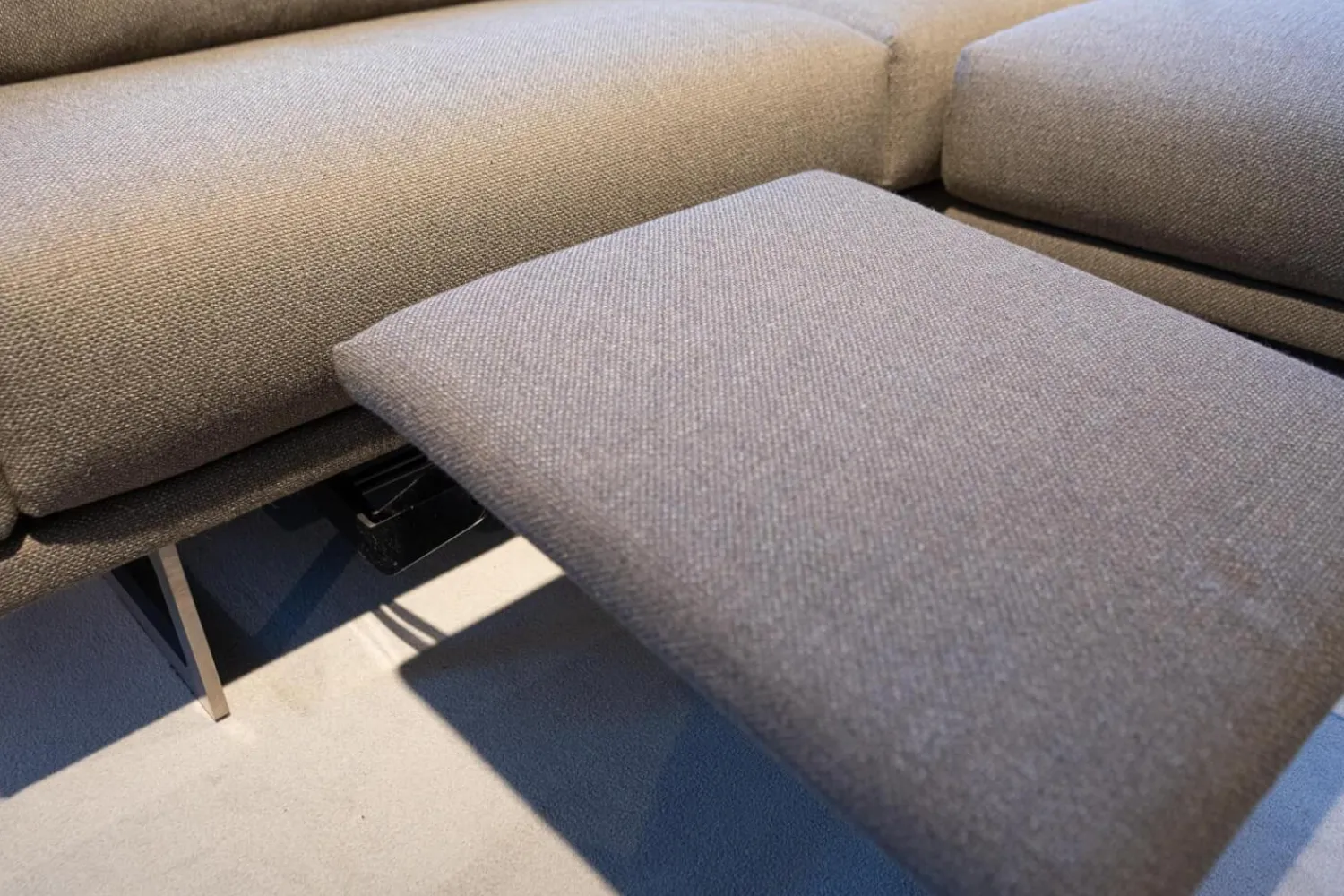 Weibelweibel Ecksofas|Eckgarnitur Mit Hocker Mellow 1630 Bezug Stoff Danio U3333D Grau Flachstahlfuß Chrom Gebürstet