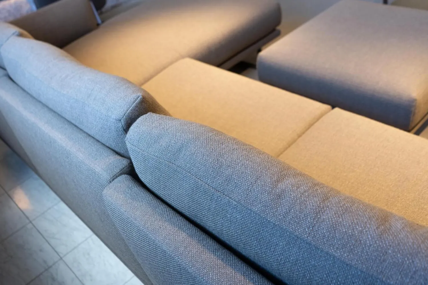 Weibelweibel Ecksofas|Eckgarnitur Mit Hocker Mellow 1630 Bezug Stoff Danio U3333D Grau Flachstahlfuß Chrom Gebürstet