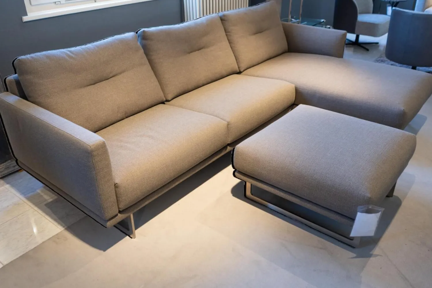 Weibelweibel Ecksofas|Eckgarnitur Mit Hocker Mellow 1630 Bezug Stoff Danio U3333D Grau Flachstahlfuß Chrom Gebürstet