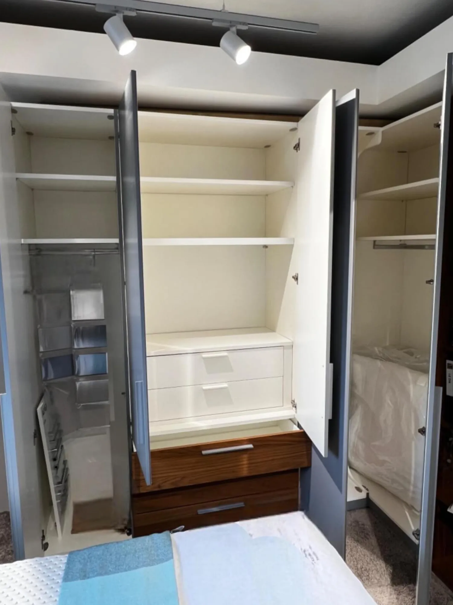 Musterring Kleiderschränke|Eckschrank Aliga Front Und Korpus Lack Platingrau Grau Weiß Absetzung Kernnussbaum Inklusive Beleuchtung