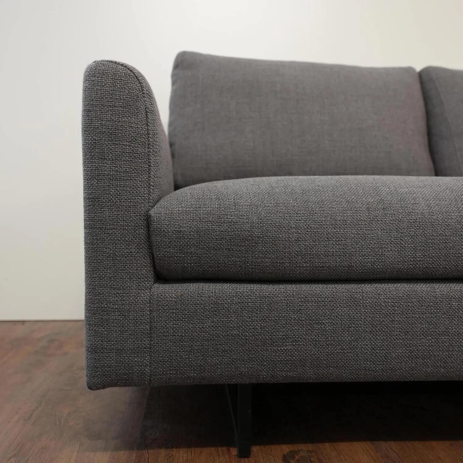 freistil Rolf Benz Ecksofas|Ecksofa 134 In Stoff 6466 Mittel Grau Fußgestell In Stahl Kufe Quadratrohr Ral 9005 Tiefschwarz Matt