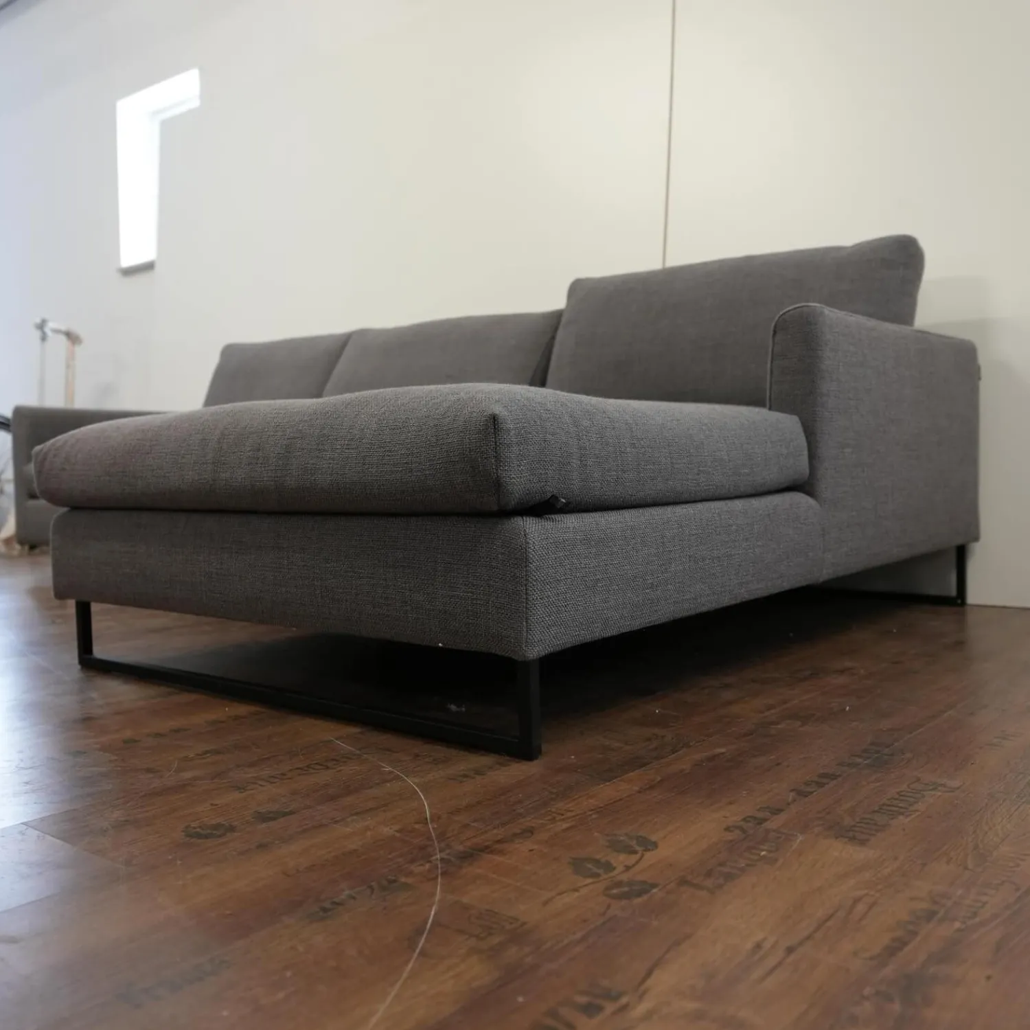 freistil Rolf Benz Ecksofas|Ecksofa 134 In Stoff 6466 Mittel Grau Fußgestell In Stahl Kufe Quadratrohr Ral 9005 Tiefschwarz Matt