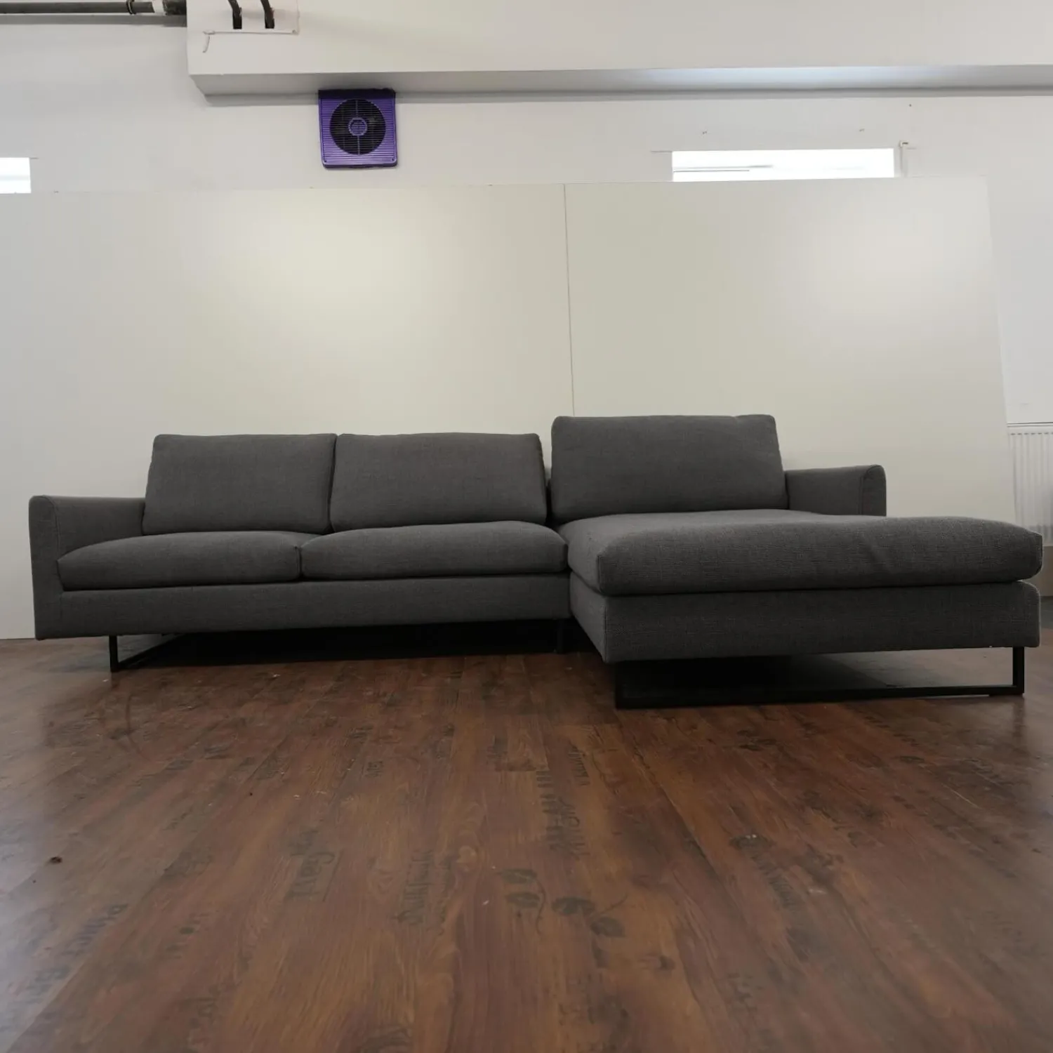 freistil Rolf Benz Ecksofas|Ecksofa 134 In Stoff 6466 Mittel Grau Fußgestell In Stahl Kufe Quadratrohr Ral 9005 Tiefschwarz Matt