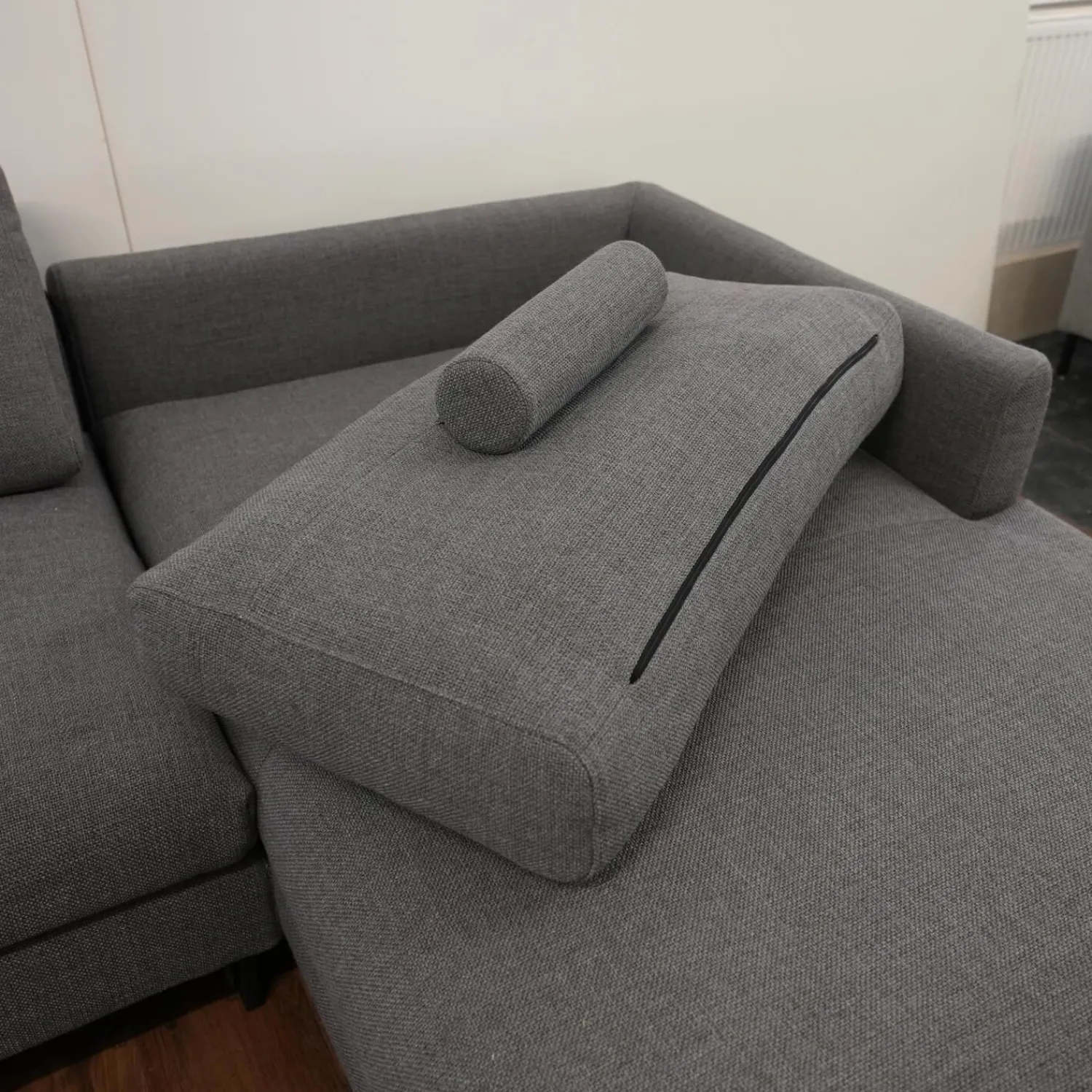 freistil Rolf Benz Ecksofas|Ecksofa 134 In Stoff 6466 Mittel Grau Fußgestell In Stahl Kufe Quadratrohr Ral 9005 Tiefschwarz Matt