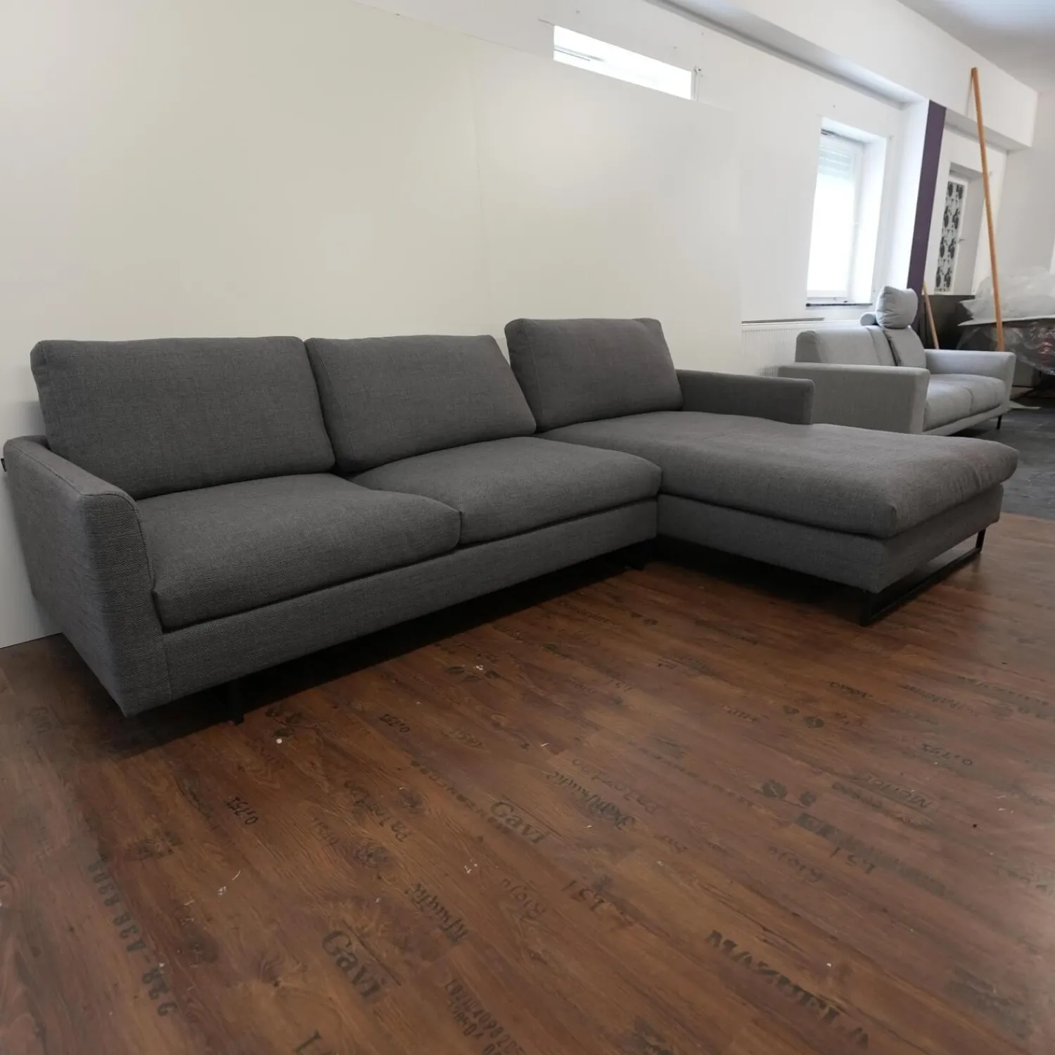 freistil Rolf Benz Ecksofas|Ecksofa 134 In Stoff 6466 Mittel Grau Fußgestell In Stahl Kufe Quadratrohr Ral 9005 Tiefschwarz Matt