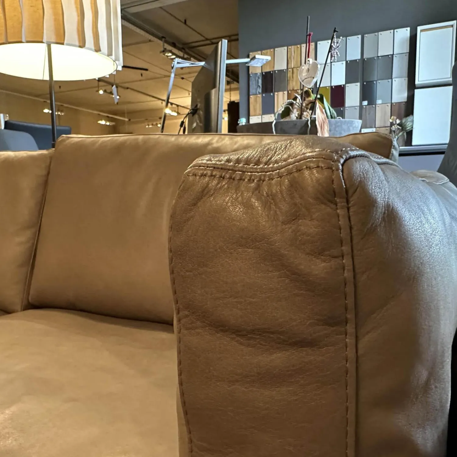 Tommy M Ecksofas|Ecksofa 3215 L Ferrara Leder Sauvage Stone Füße M058S18