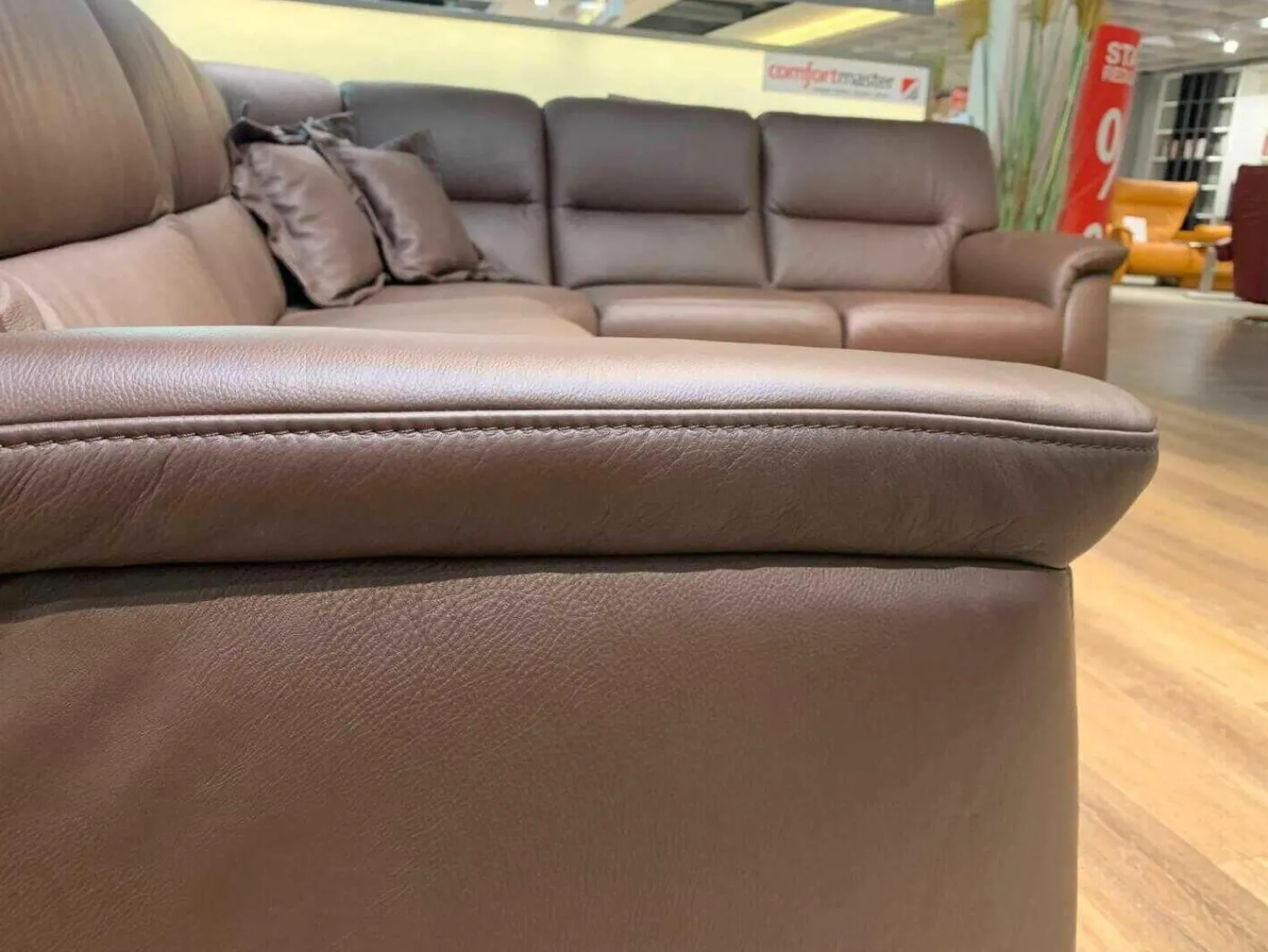 himolla Ecksofas|Ecksofa 1104 PRC Leder LL Soft 31 Nougat 281x251 Rücken Echt Wallfree