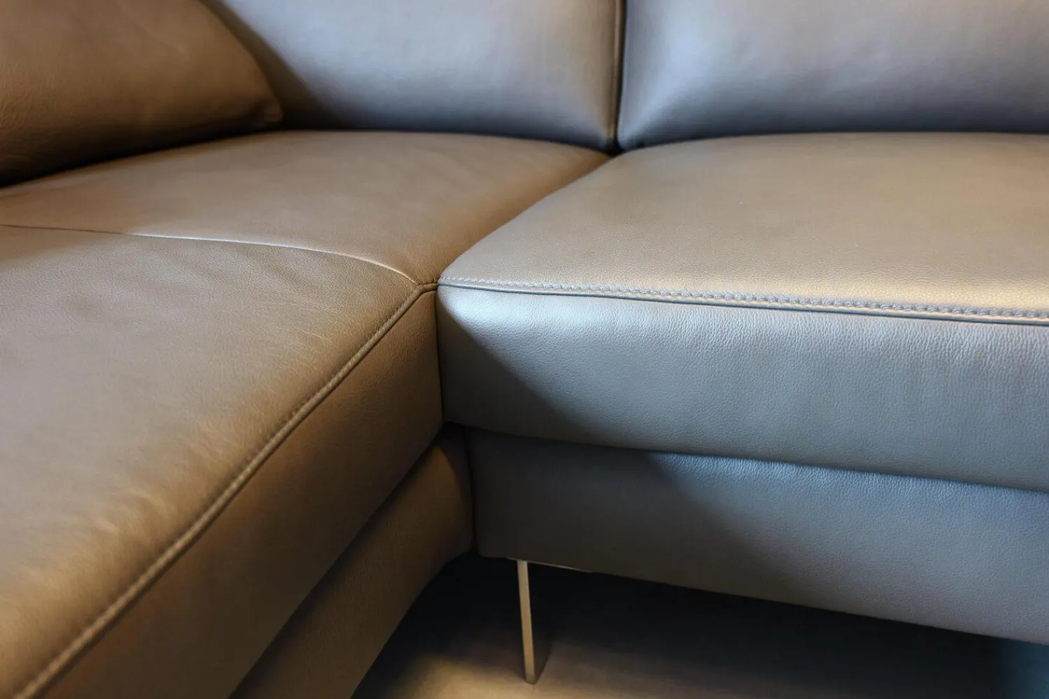 W. Schillig Ecksofas|Ecksofa Alexx Leder Longlife Xtra 95 Graphit Grau Metallfuß F7T Chrom Mit Kissen Und Kopfstütze