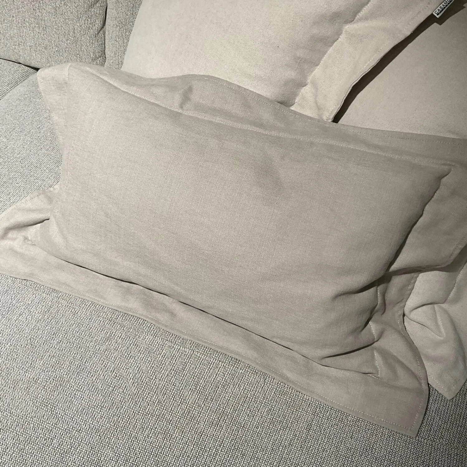 Casamobile Living Ecksofas|Ecksofa Britt Stoff 2 Sneak Natur Beige Füße Metall Inklusive Kissen