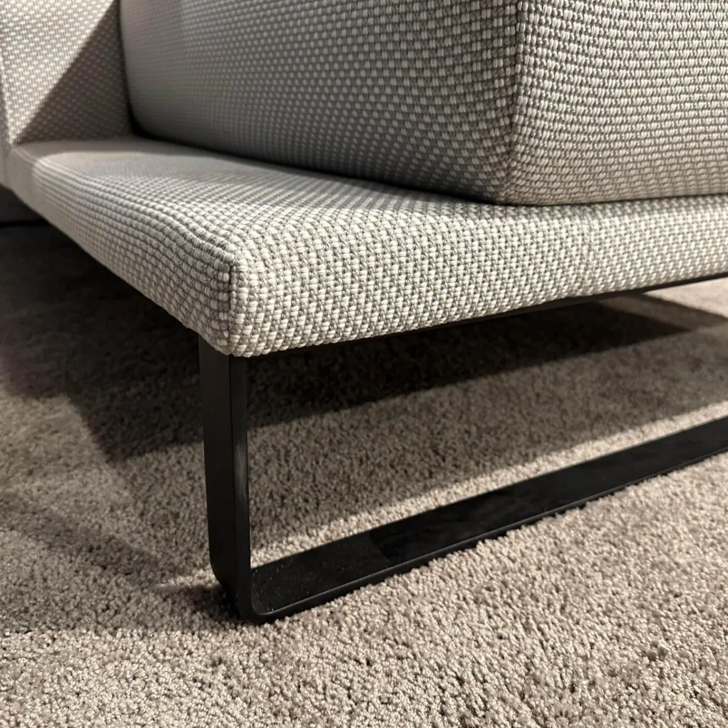 Rolf Benz Ecksofas|Ecksofa Cara Stoff 22.309 Achalgrau Gestell Kufe In Stahl Schwarz Mit Niedrigem Rückenkissen