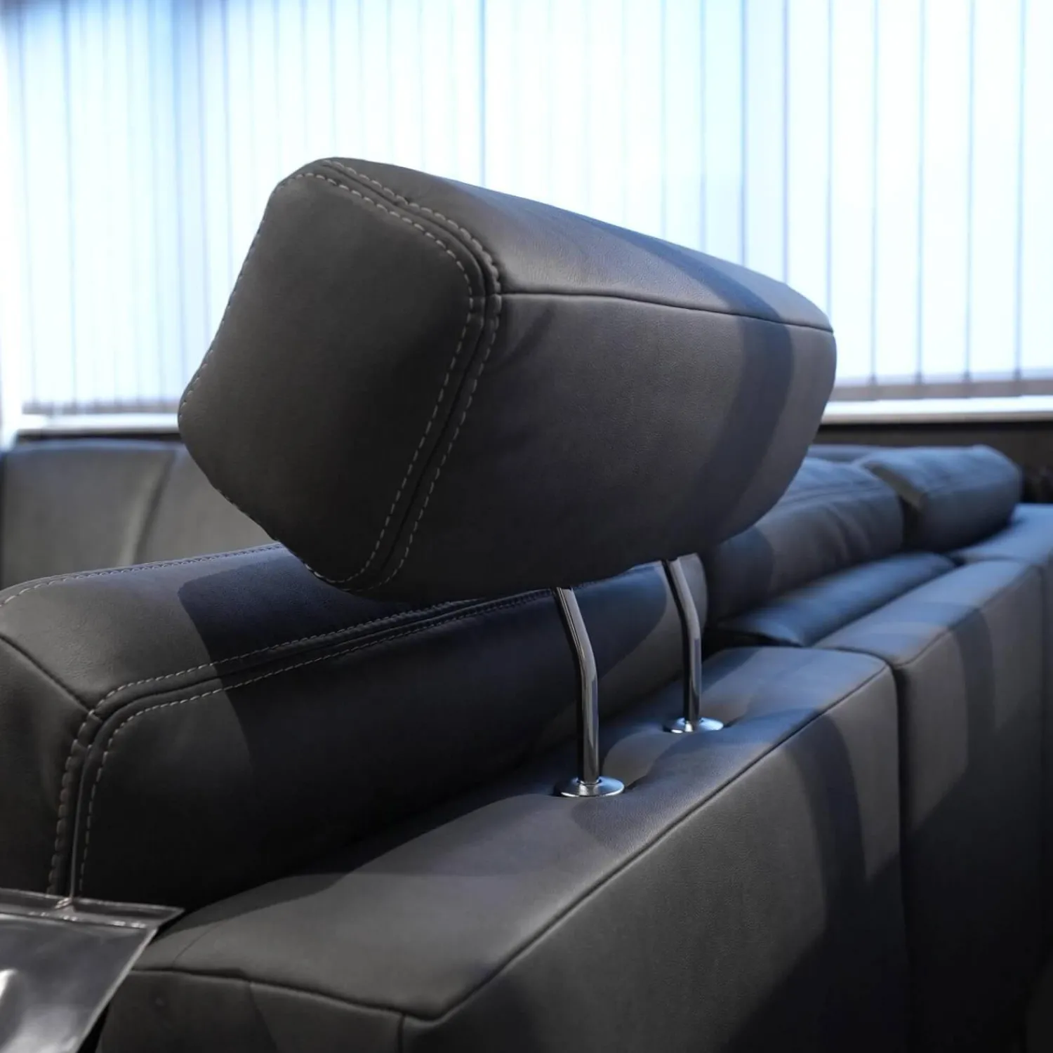 Zehdenick Ecksofas|Ecksofa Cassius Stoff Galero Slate Grau Kufe K001 Schwarz Mit Kopfstützen Und WallAway Funktion