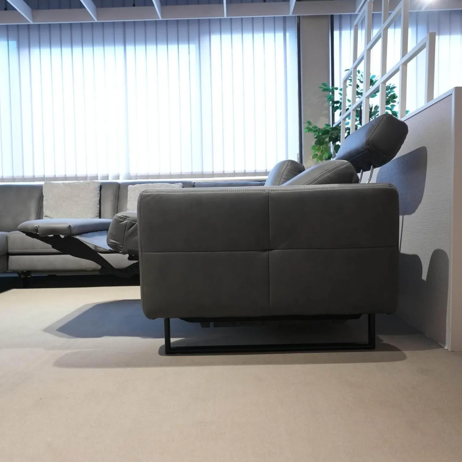 Zehdenick Ecksofas|Ecksofa Cassius Stoff Galero Slate Grau Kufe K001 Schwarz Mit Kopfstützen Und WallAway Funktion