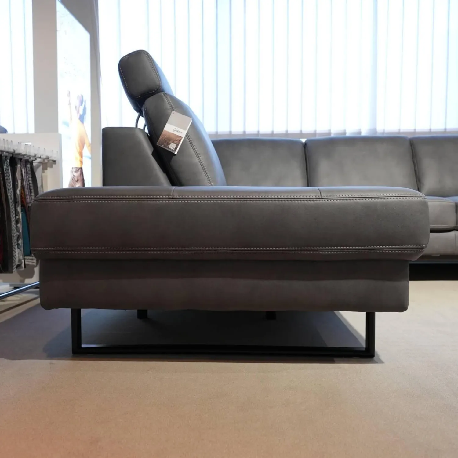 Zehdenick Ecksofas|Ecksofa Cassius Stoff Galero Slate Grau Kufe K001 Schwarz Mit Kopfstützen Und WallAway Funktion