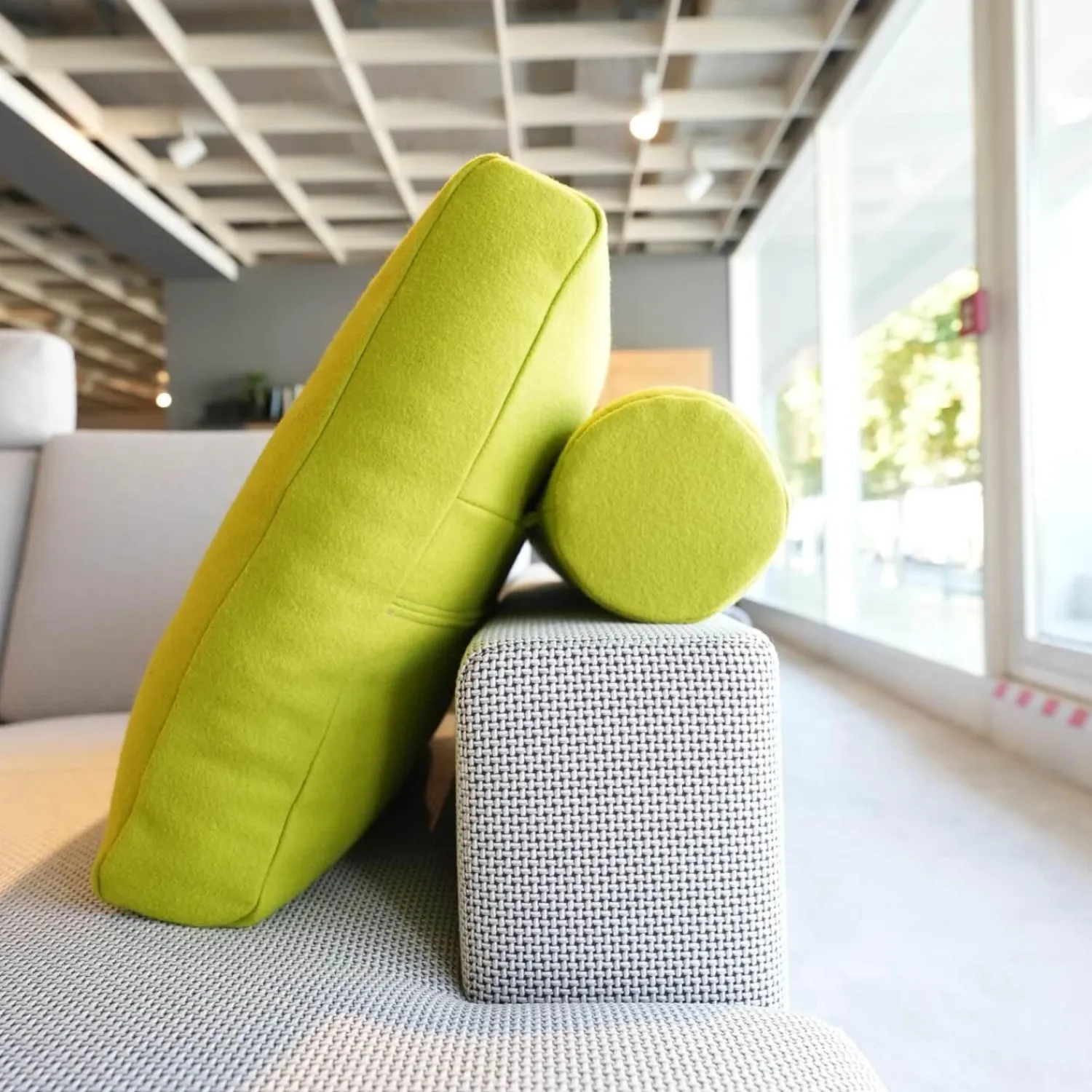 Erpo Ecksofas|Ecksofa Classic 500 Stoff Sugar 2010 80 Grau Metallfüße Hochglanz Inklusive Hocker Und Kissen