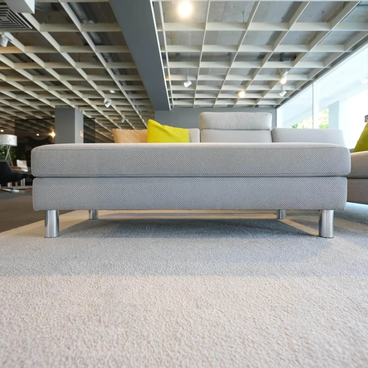 Erpo Ecksofas|Ecksofa Classic 500 Stoff Sugar 2010 80 Grau Metallfüße Hochglanz Inklusive Hocker Und Kissen