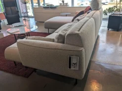 Jori Ecksofas|Ecksofa Eden Stoff Thuile C0002 Grau Creme Fuße Metall Bronze Schwarz Pulverbeschichtet Inklusive Hocker Und 3 Kissen