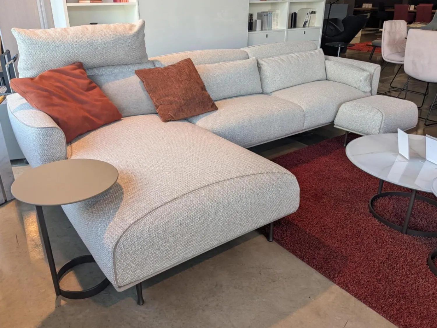 Jori Ecksofas|Ecksofa Eden Stoff Thuile C0002 Grau Creme Fuße Metall Bronze Schwarz Pulverbeschichtet Inklusive Hocker Und 3 Kissen