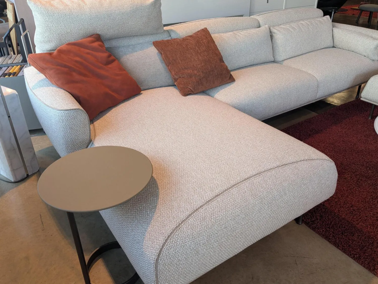 Jori Ecksofas|Ecksofa Eden Stoff Thuile C0002 Grau Creme Fuße Metall Bronze Schwarz Pulverbeschichtet Inklusive Hocker Und 3 Kissen