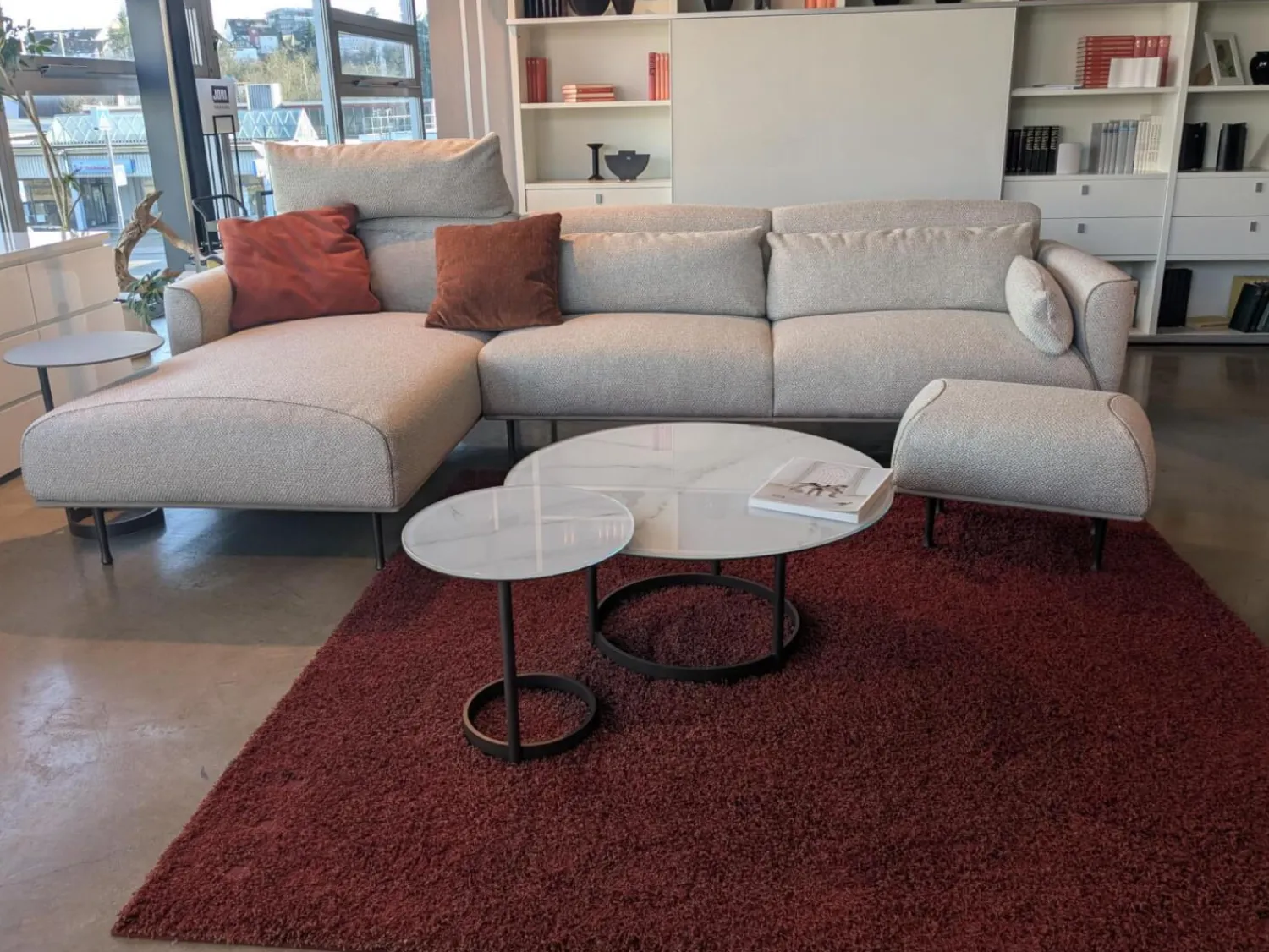 Jori Ecksofas|Ecksofa Eden Stoff Thuile C0002 Grau Creme Fuße Metall Bronze Schwarz Pulverbeschichtet Inklusive Hocker Und 3 Kissen