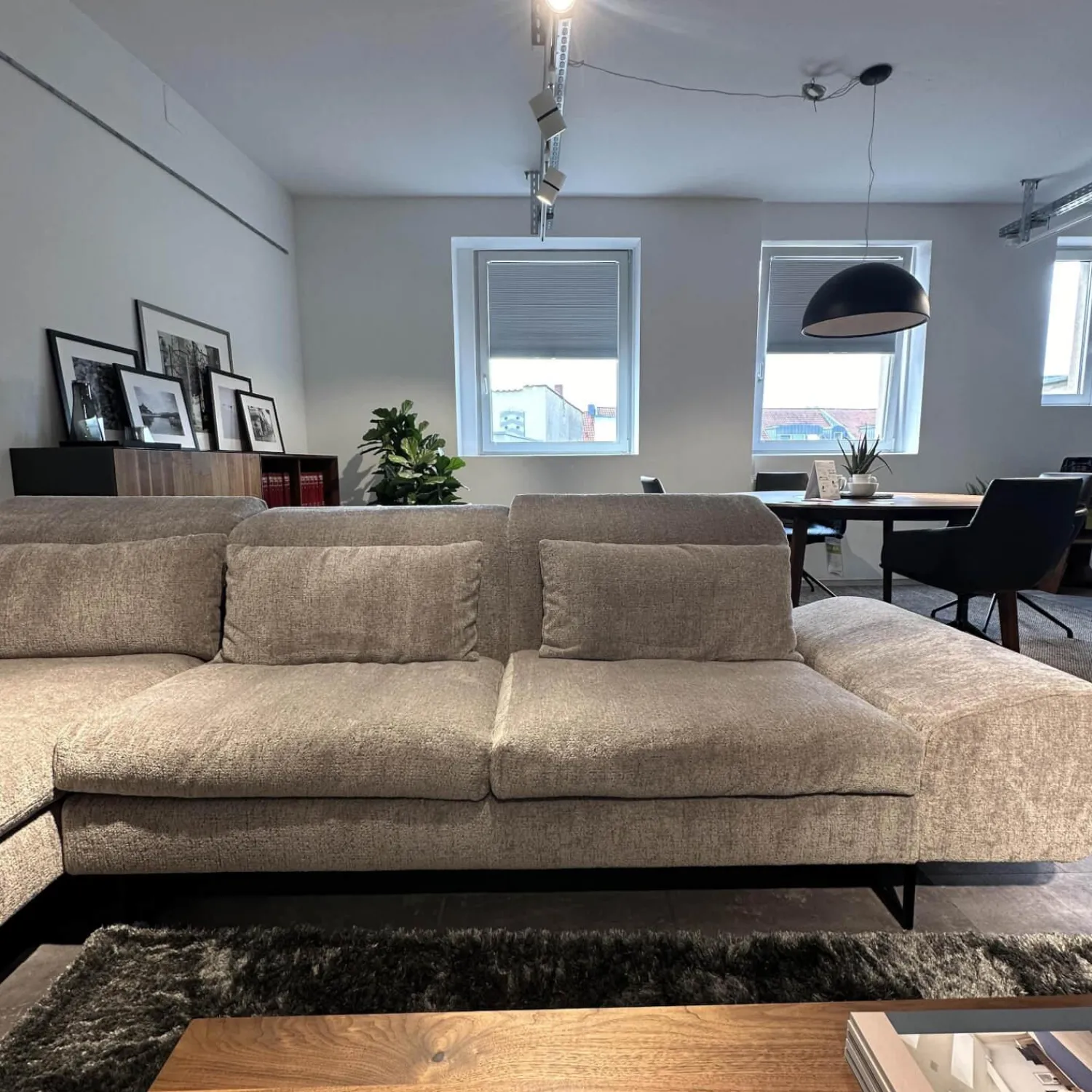 Brühl Ecksofas|Ecksofa Embrace Bezug Stoff 4401 92 Grau Abziehbar Metallfuß Schwarz Inklusive 4 Kissen