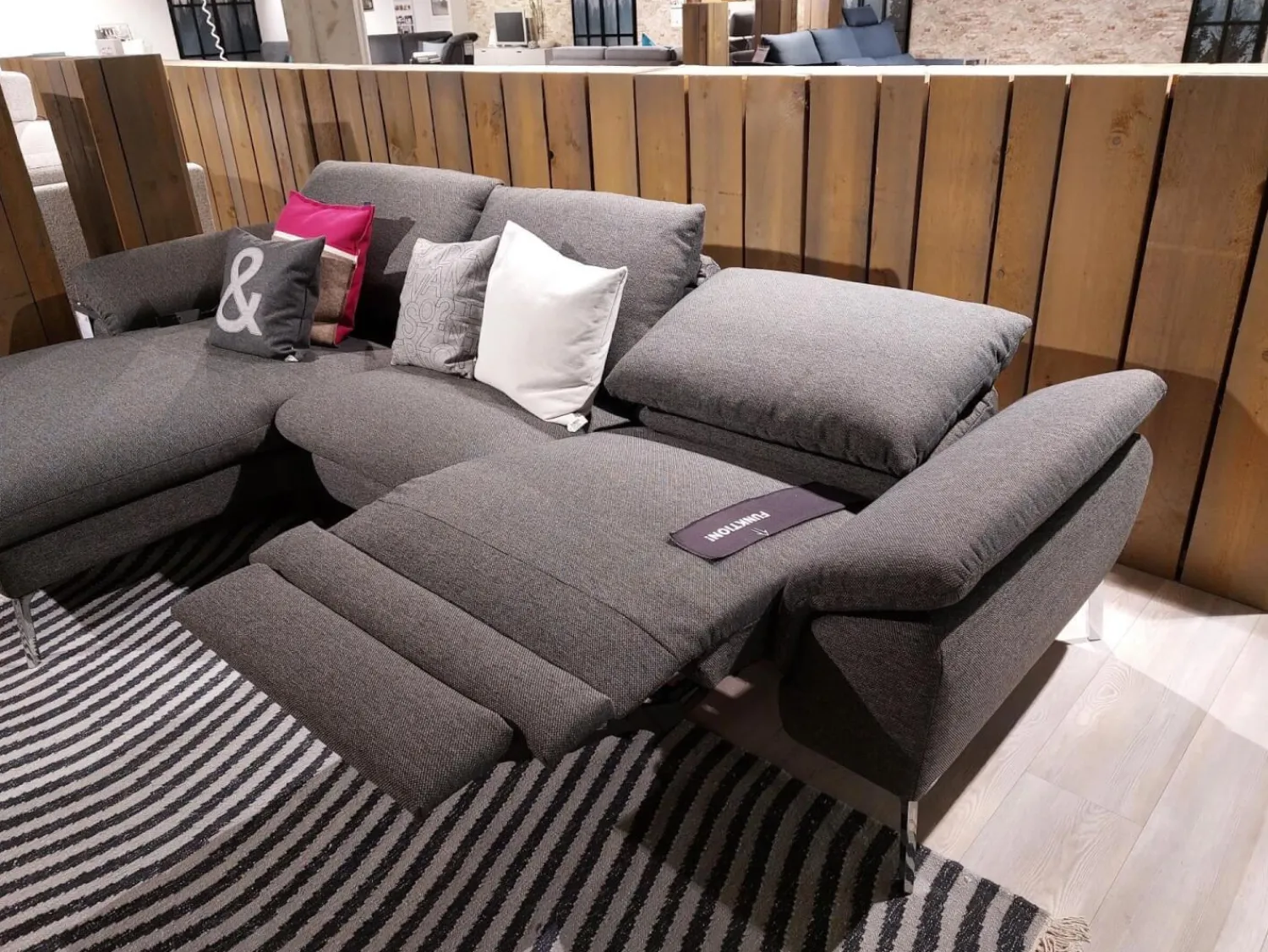 Global Ecksofas|Ecksofa Gotera Stoff Twice Dark Grey Grau Füße Chrom Glänzend Mit Teilmotorischer Schlaffunktion