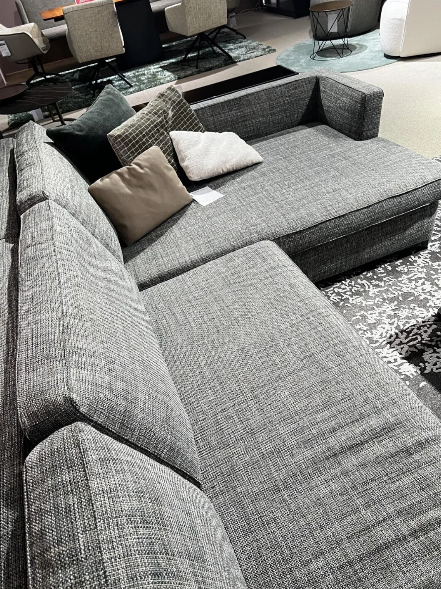 Christine Kröncke Ecksofas|Ecksofa Hailey Stoff Chameleon Salvia 4145 085 Grau Fuß Matt Schwarz Pulverbeschichtet