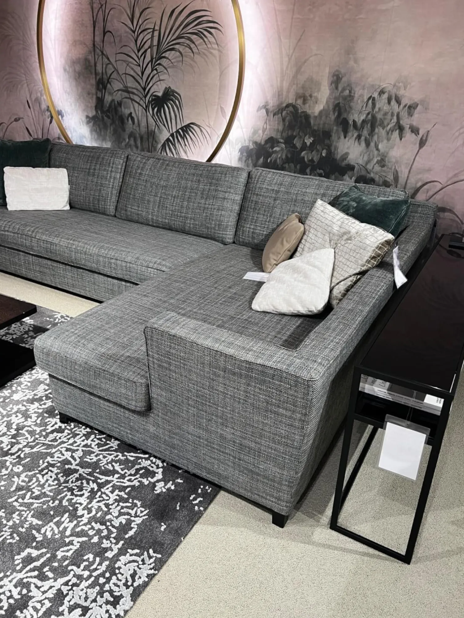 Christine Kröncke Ecksofas|Ecksofa Hailey Stoff Chameleon Salvia 4145 085 Grau Fuß Matt Schwarz Pulverbeschichtet