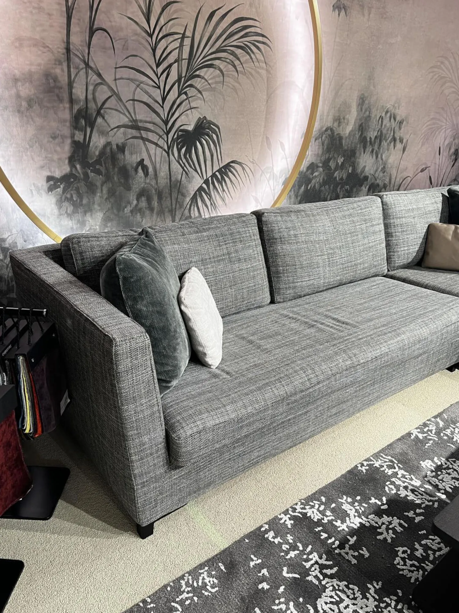 Christine Kröncke Ecksofas|Ecksofa Hailey Stoff Chameleon Salvia 4145 085 Grau Fuß Matt Schwarz Pulverbeschichtet