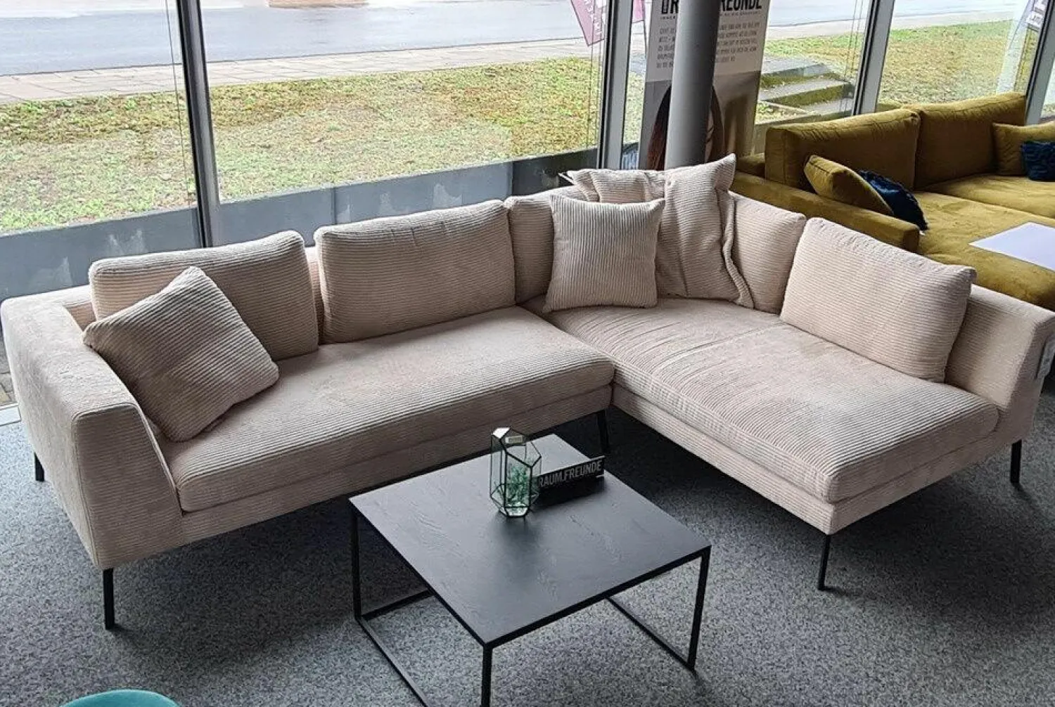 Raum.Freunde Ecksofas|Ecksofa Helmi Stoff Cord Nature Sand Metallfuß Schwarz Matt