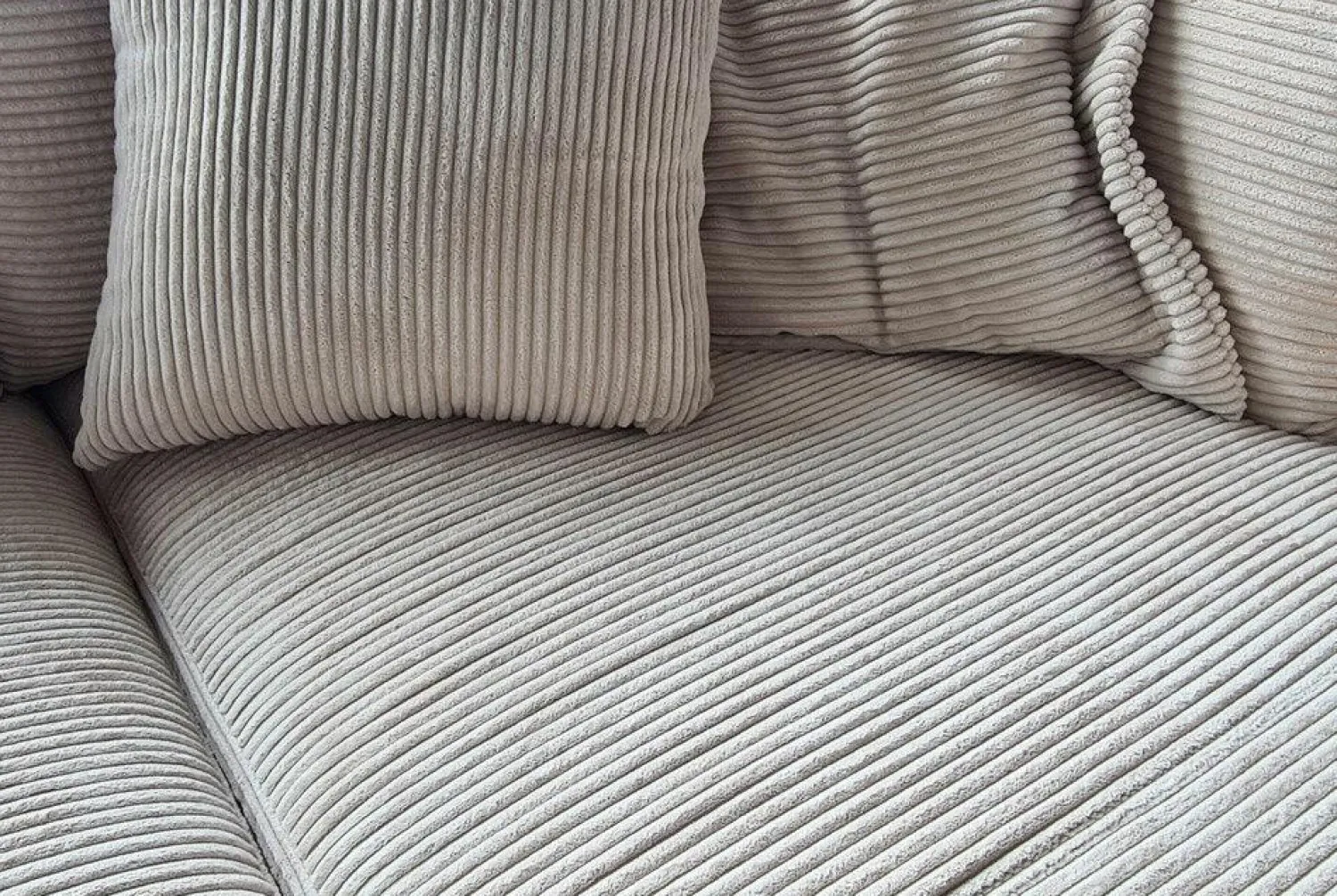 Raum.Freunde Ecksofas|Ecksofa Helmi Stoff Cord Nature Sand Metallfuß Schwarz Matt