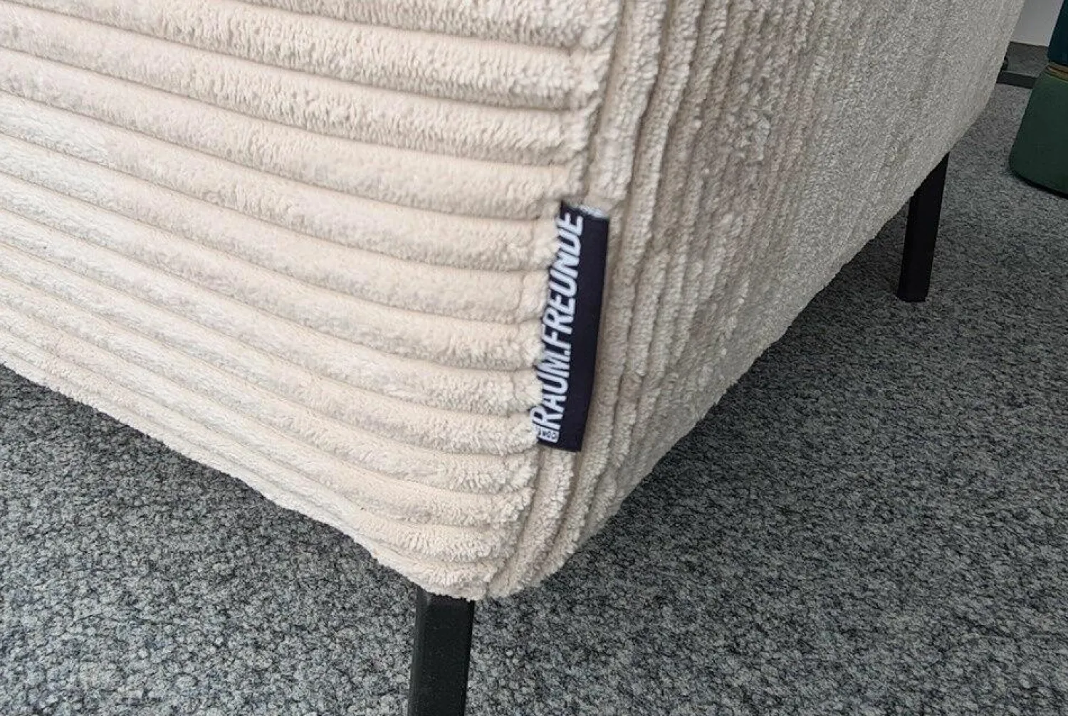 Raum.Freunde Ecksofas|Ecksofa Helmi Stoff Cord Nature Sand Metallfuß Schwarz Matt