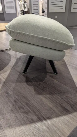 Hukla Ecksofas|Ecksofa Henner Stoff Cyber Natur Creme Weiß Füße Stahl Schwarz Lackiert Mit Motorischer Beinauflage Inklusive Hocker