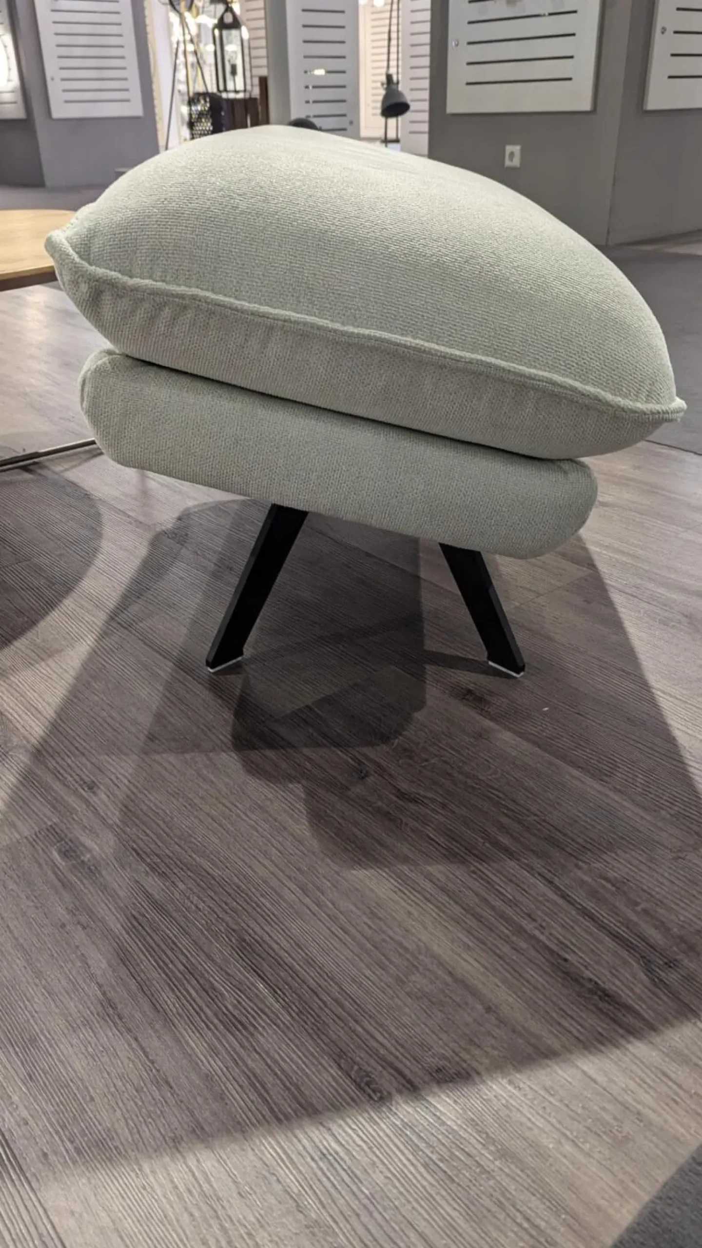 Hukla Ecksofas|Ecksofa Henner Stoff Cyber Natur Creme Weiß Füße Stahl Schwarz Lackiert Mit Motorischer Beinauflage Inklusive Hocker