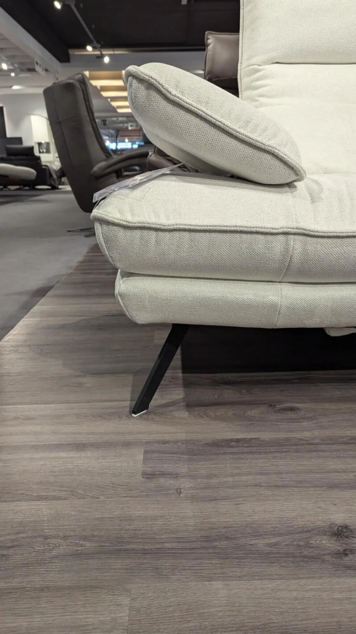 Hukla Ecksofas|Ecksofa Henner Stoff Cyber Natur Creme Weiß Füße Stahl Schwarz Lackiert Mit Motorischer Beinauflage Inklusive Hocker