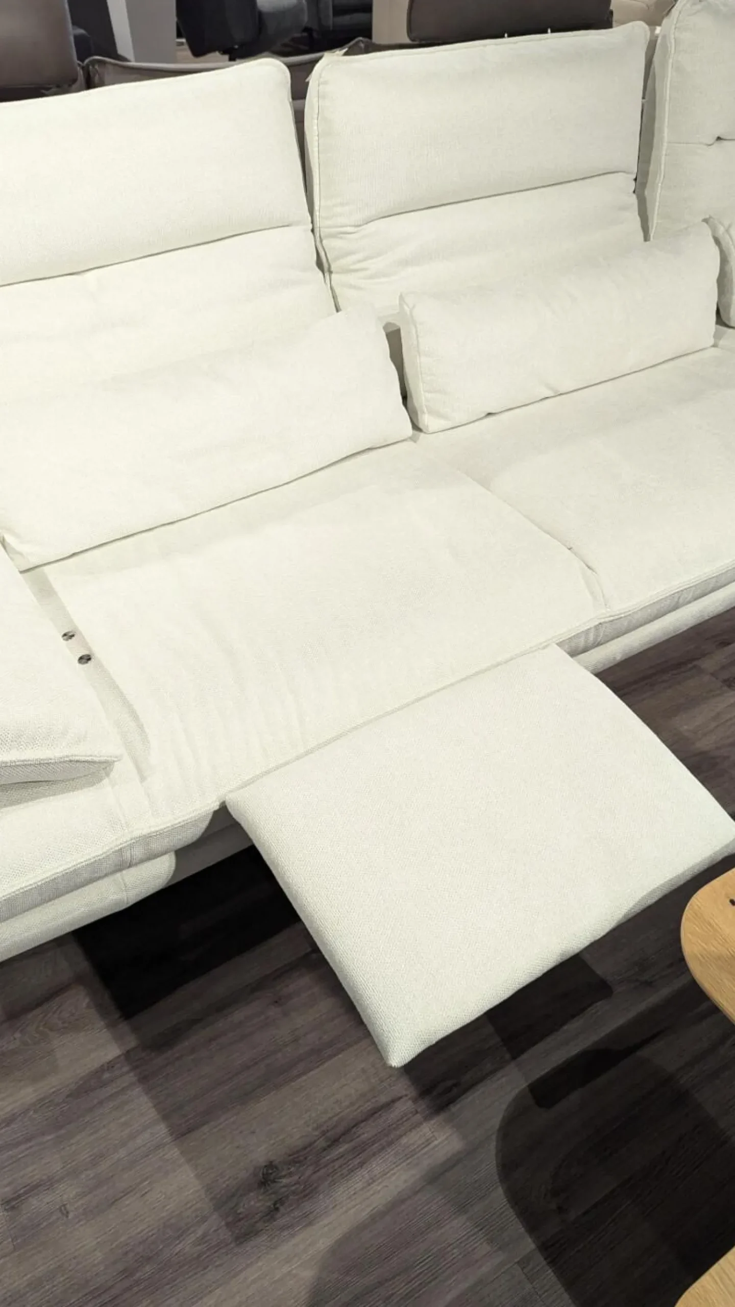 Hukla Ecksofas|Ecksofa Henner Stoff Cyber Natur Creme Weiß Füße Stahl Schwarz Lackiert Mit Motorischer Beinauflage Inklusive Hocker