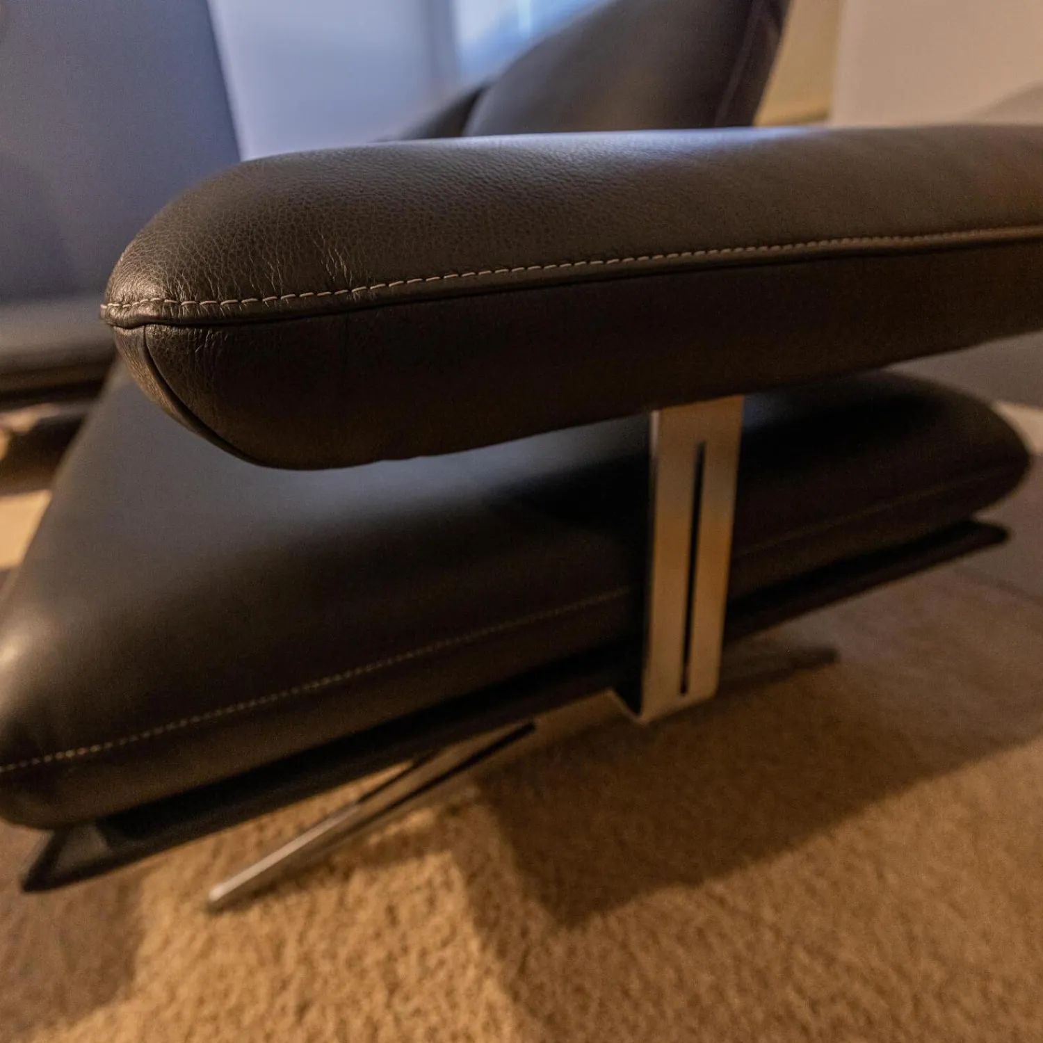 Koinor Ecksofas|Ecksofa Hoover Bezug Leder C Classic Pepper Schwarz Metallkufe Nickel Satiniert Faden 0321 Hellgrau