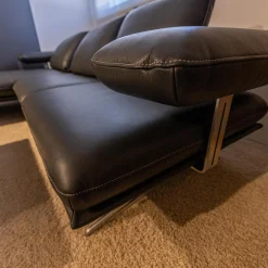 Koinor Ecksofas|Ecksofa Hoover Bezug Leder C Classic Pepper Schwarz Metallkufe Nickel Satiniert Faden 0321 Hellgrau