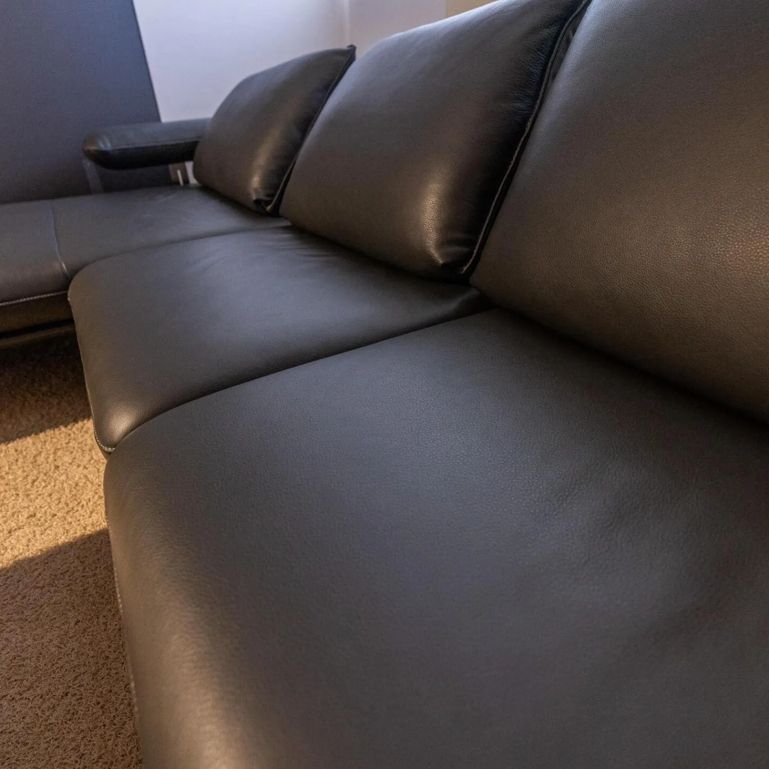 Koinor Ecksofas|Ecksofa Hoover Bezug Leder C Classic Pepper Schwarz Metallkufe Nickel Satiniert Faden 0321 Hellgrau