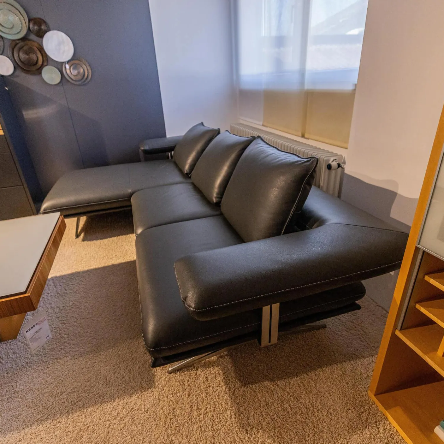 Koinor Ecksofas|Ecksofa Hoover Bezug Leder C Classic Pepper Schwarz Metallkufe Nickel Satiniert Faden 0321 Hellgrau