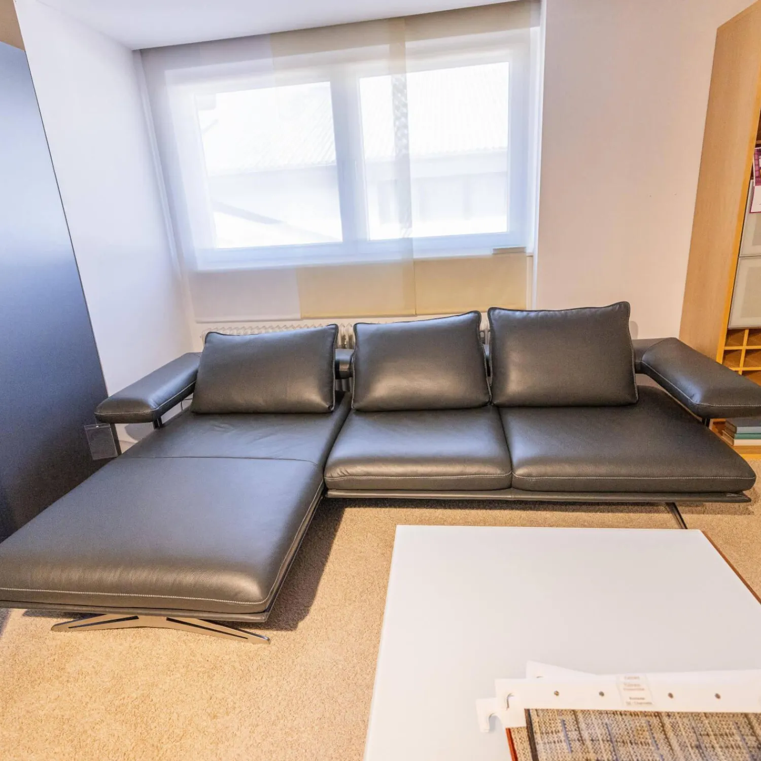 Koinor Ecksofas|Ecksofa Hoover Bezug Leder C Classic Pepper Schwarz Metallkufe Nickel Satiniert Faden 0321 Hellgrau