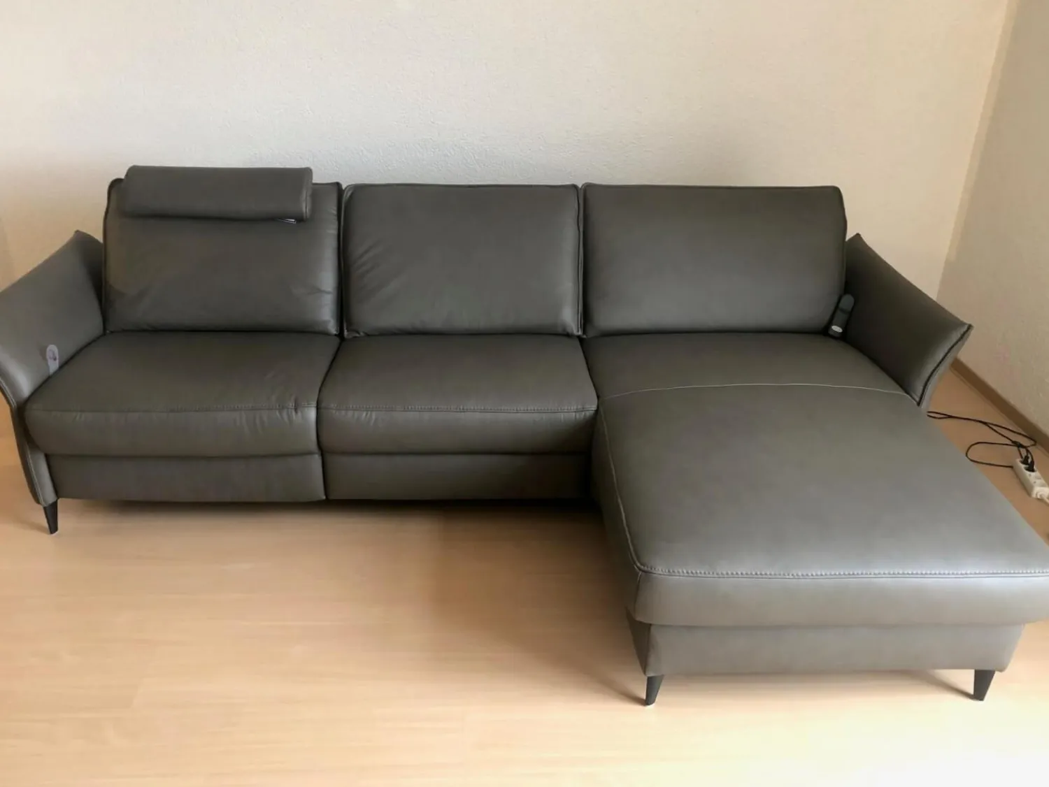 Hukla Ecksofas|Ecksofa HU RL20001 Leder Vivre Greystone Grau Füße Aluminium Schwarz Lackiert Mit Verstellbaren Rückenpolster