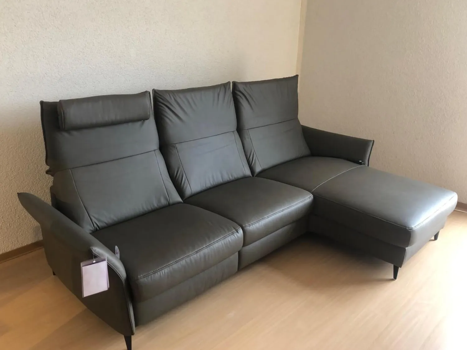 Hukla Ecksofas|Ecksofa HU RL20001 Leder Vivre Greystone Grau Füße Aluminium Schwarz Lackiert Mit Verstellbaren Rückenpolster