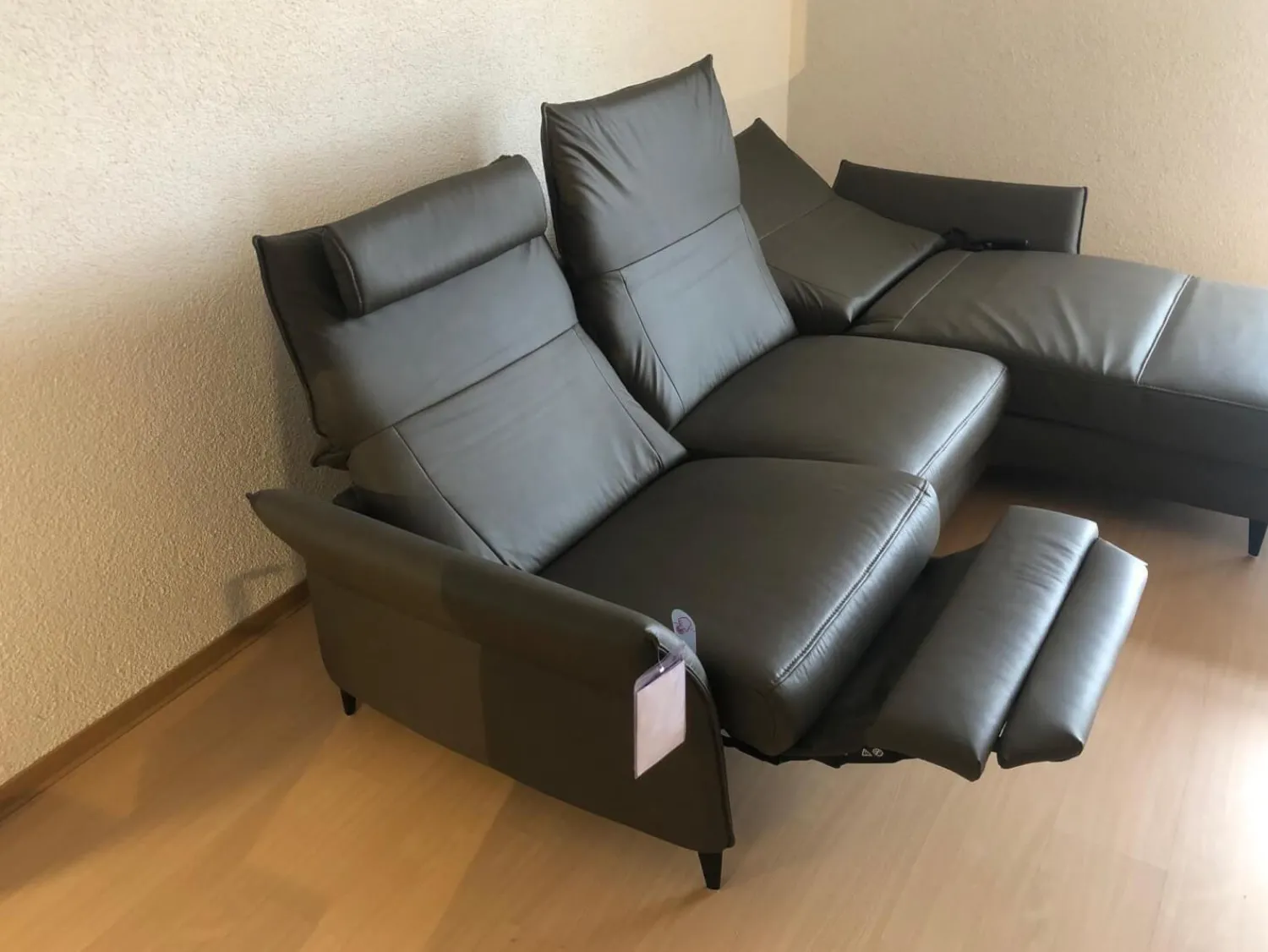 Hukla Ecksofas|Ecksofa HU RL20001 Leder Vivre Greystone Grau Füße Aluminium Schwarz Lackiert Mit Verstellbaren Rückenpolster