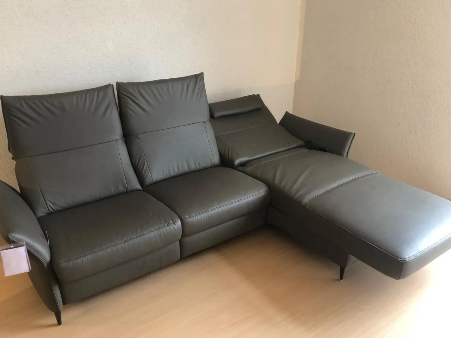 Hukla Ecksofas|Ecksofa HU RL20001 Leder Vivre Greystone Grau Füße Aluminium Schwarz Lackiert Mit Verstellbaren Rückenpolster