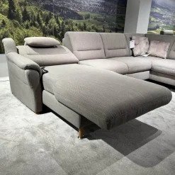 Polipol Ecksofas|Ecksofa Larus Stoff Fabiola Desert Grau Creme Gestell Stahl Füße Holz Lackiert Inklusive Elektrischer Liegefunktion 2 Kopfstützen Und 2 Kissen