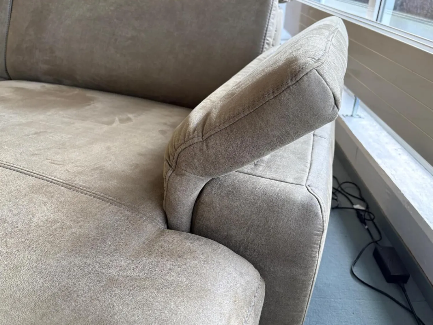Polsteria Ecksofas|Ecksofa Lava Stoff Mikrofaser Gringo Olive Grün Grau Fuß Schwarz Mit Armteilverstellung Kopfteilverstellung Und Elektrisch Verstellbarer Sitzvorzug