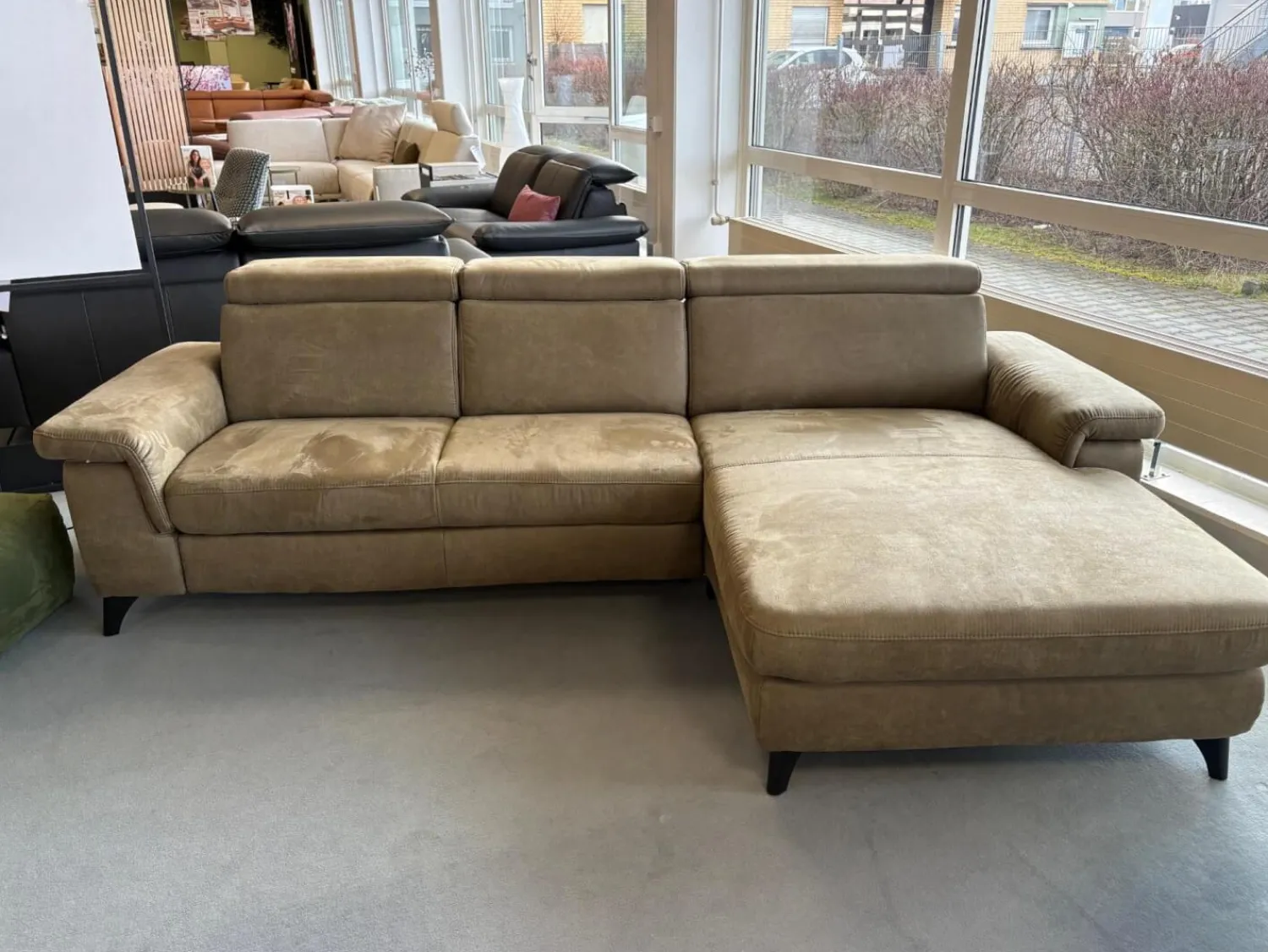 Polsteria Ecksofas|Ecksofa Lava Stoff Mikrofaser Gringo Olive Grün Grau Fuß Schwarz Mit Armteilverstellung Kopfteilverstellung Und Elektrisch Verstellbarer Sitzvorzug